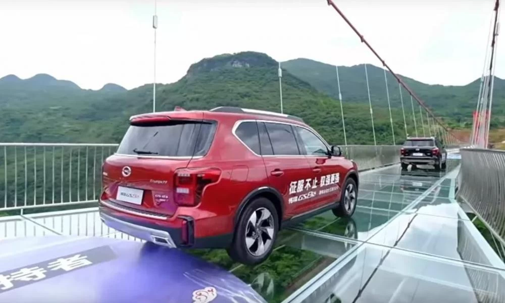 Η μεγαλύτερη γυάλινη γέφυρα στον κόσμο που κόβει την ανάσα!